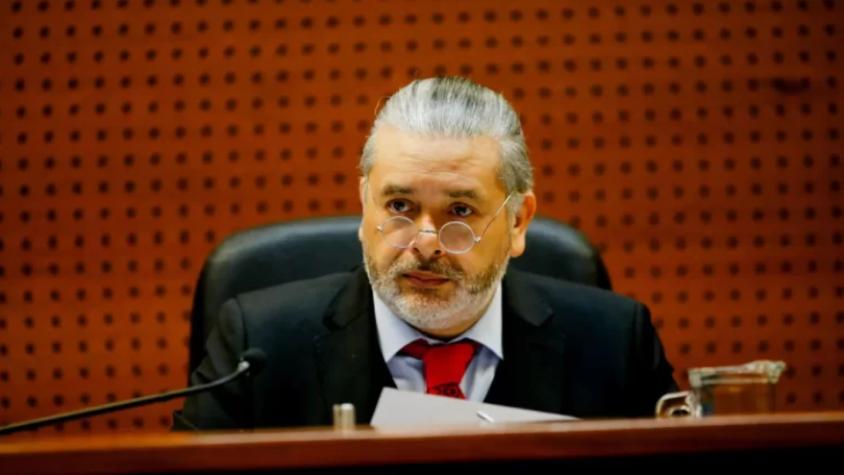 El polémico estilo de Daniel Urrutia, el juez que resolverá si enviar o no a prisión preventiva a Joaquín Lavín León