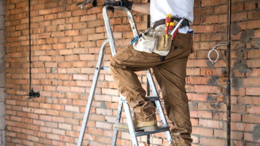 Albañiles hallaron joyas ocultas en pared mientras remodelaban casa en Las Condes: avalúo alcanza 300 millones y ahora enfrentan querella