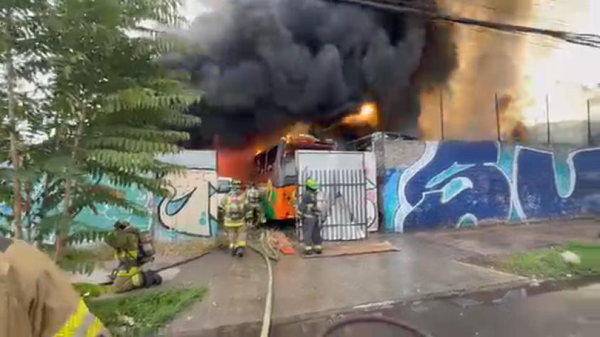 Incendio en Estación Central deja 20 damnificados y destruye ocho buses en taller mecánico — image 1
