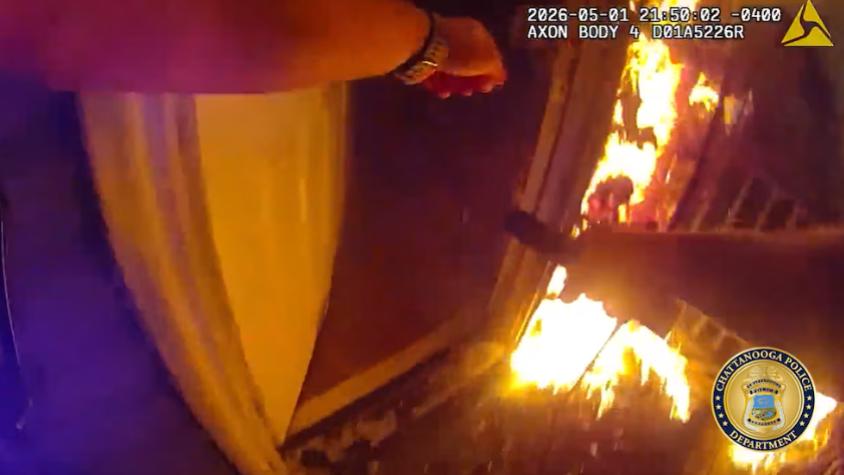 Revelan video de policía rescatando a madre y sus hijos de incendio: Sacó aplausos por su valentía Revelan video de policía rescatando a madre y sus hijos de incendio: Sacó aplausos por su valentía