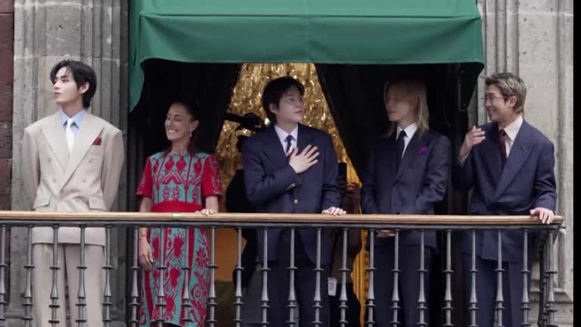Estrellas del K-pop BTS saludan a fanáticos mexicanos desde el balcón presidencial
