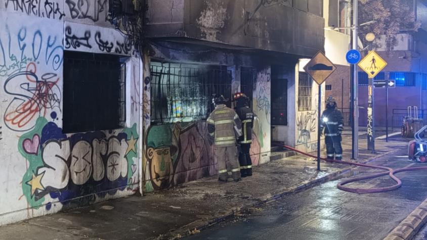 Incendio destruye un departamento en Santiago: cámaras captaron a un hombre lanzando líquido acelerante 
