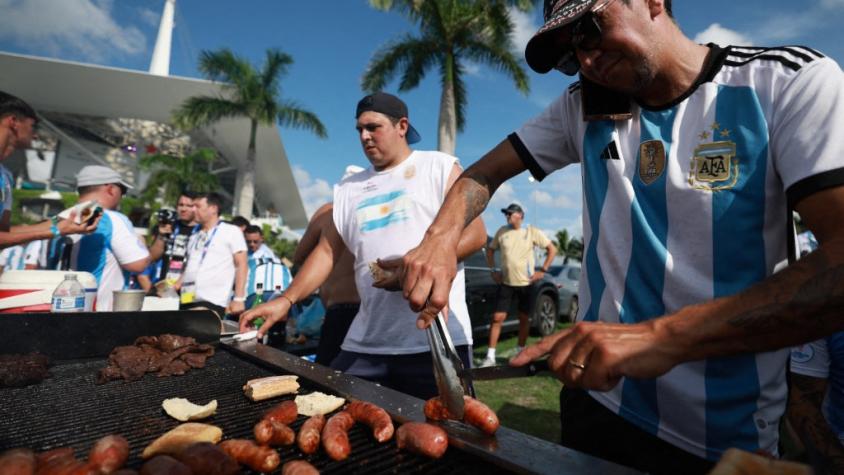 Sin considerar la carne: Esto deberán pagar los argentinos por hacer un asado afuera del estadio antes de su debut en el Mundial