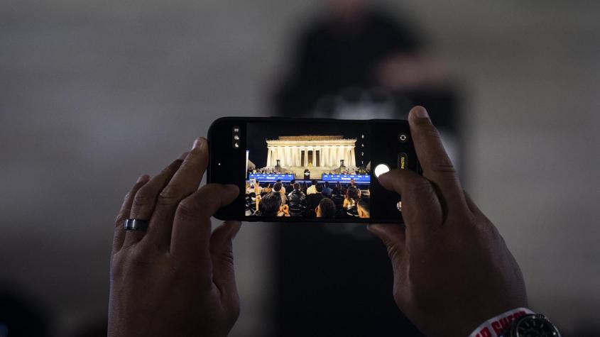 El boom de la IA elevará el precio de los iPhone, anticipa el jefe de Apple