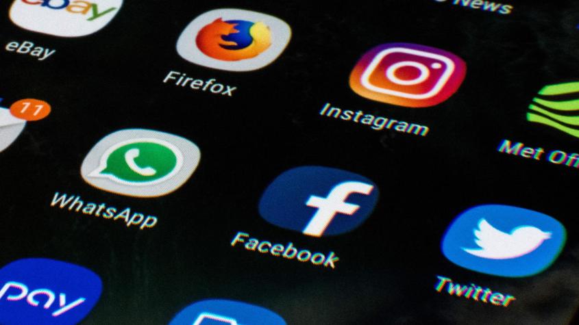 Reino Unido prohibirá el acceso a redes sociales a los menores de 16 años: "Hacen infelices a los niños"