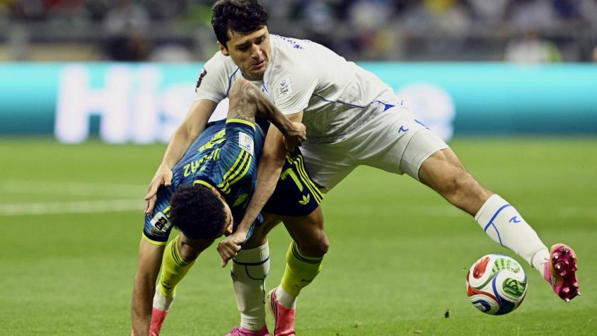 VIDEO | Camarógrafo sacó la peor parte tras dura falta en el duelo entre Uzbekistán y Colombia: revelan cómo terminó el trabajador