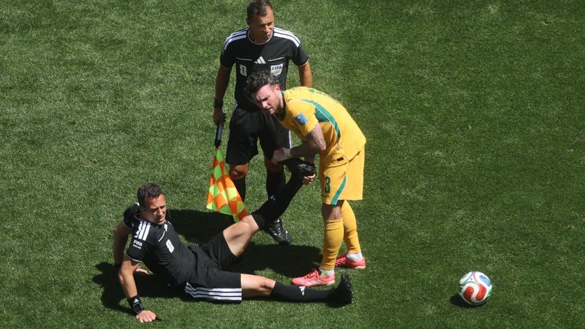 VIDEO | Fue atendido por los jugadores: Árbitro se acalambra en pleno partido del Mundial y se hace viral