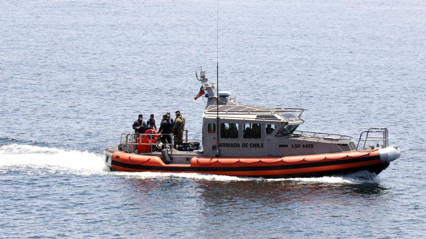 Despliegan operativo para encontrar a hombre que cayó al agua en la desembocadura del río Maule Despliegan operativo para encontrar a hombre que cayó al agua en la desembocadura del río Maule