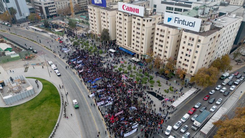 Marcha estudiantil en Alameda provocó cortes de tránsito y cierre de estaciones de Metro