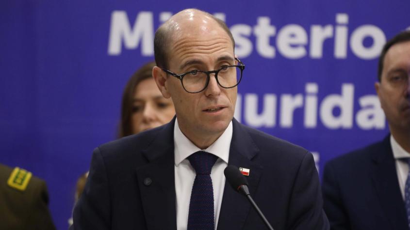 Ministro Arrau anuncia urgencia de proyectos para "reforzar a Carabineros": aumenta penas y extiende la legítima defensa