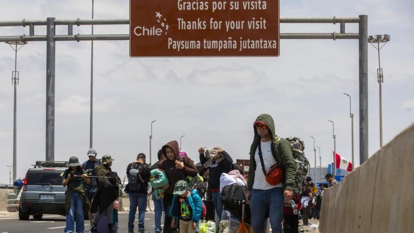 Encuesta CEP: El 55% aprueba prohibir toda la inmi
