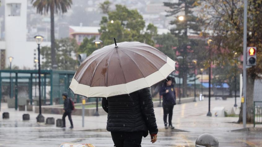 Probabilidad de precipitaciones para este miércoles y jueves en la RM: Dónde y cuánto lloverá en Santiago
