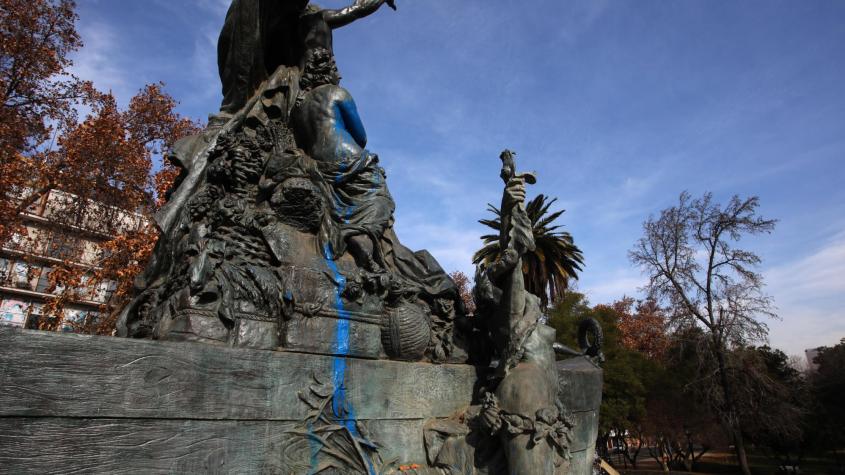 Fuente Alemana vuelve a ser vandalizada: Alcalde Desbordes culpó al Consejo de Monumentos Nacionales