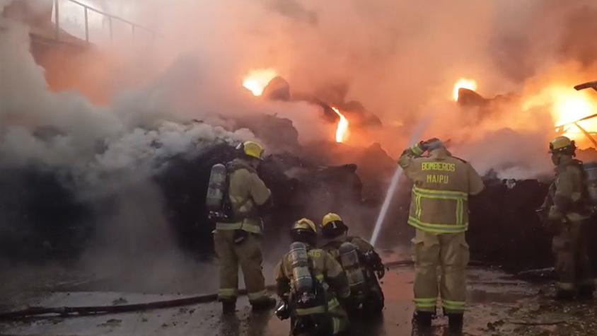 Incendio en procesadora de neumáticos de Cerrillos genera enorme nube de humo