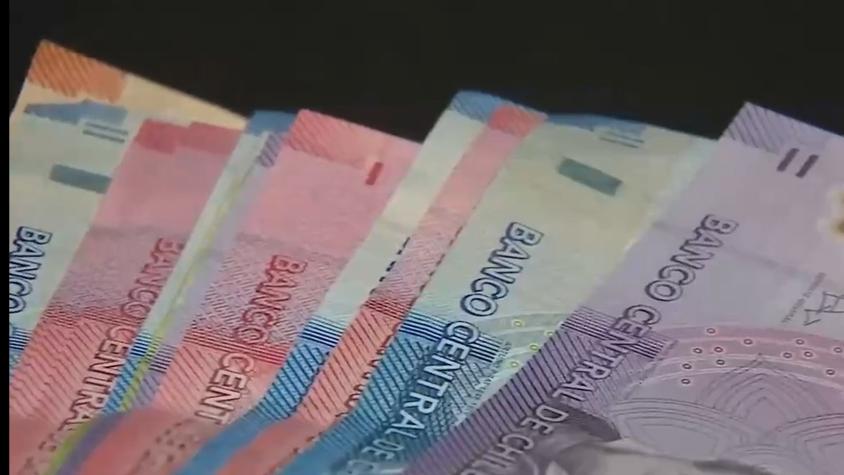 ¿Guarda su plata "bajo el colchón"? Uno de cada cinco chilenos aún lo hace