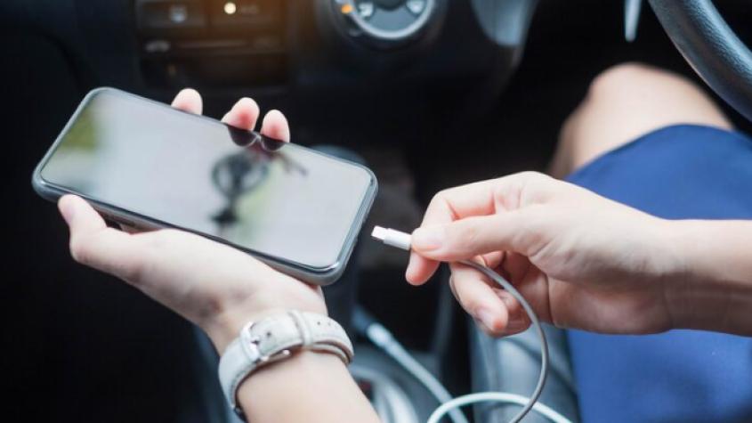 ¿Es peligroso cargar el celular en el auto? Esto dicen los expertos tras tragedia en Córdoba