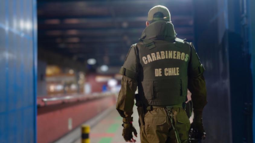 Desde detención ilegal hasta tráfico de drogas: Los delitos por los que se acusa a carabineros que inventaban operativos para robar 