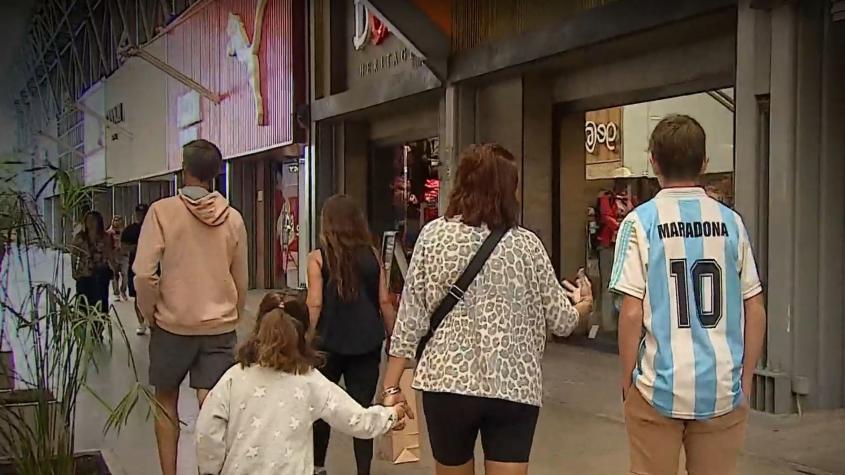 Ingresos de argentinos a Chile caen casi 40% y golpea el "turismo de compras"