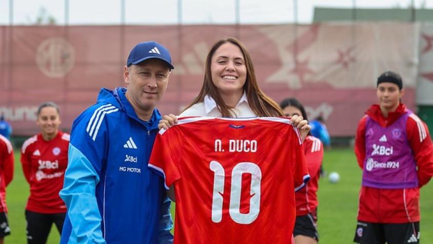 "¿Quién es?": El particular impasse de Natalia Duco en su visita a La Roja Femenina