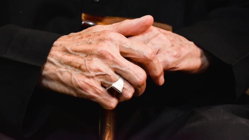 Investigación sobre la demencia: factores de riesgo afectan más a las mujeres