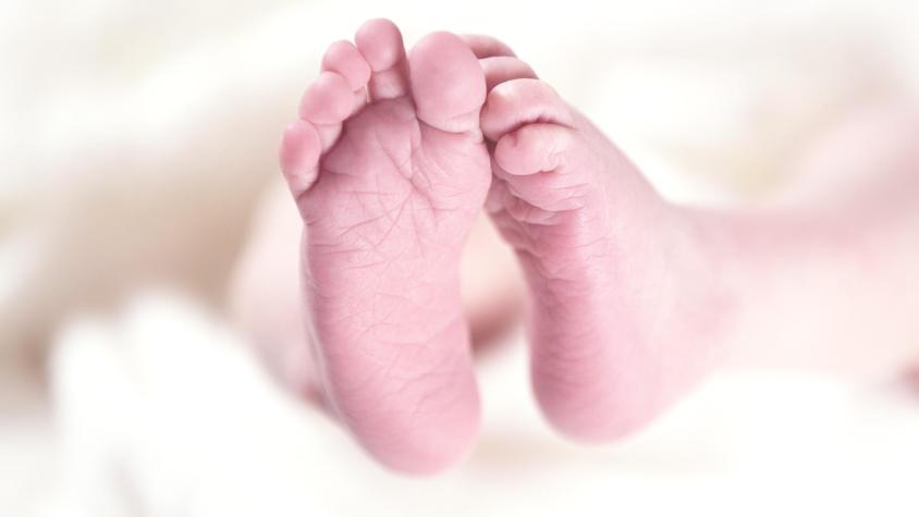 Impacto en Francia: detienen a padres tras muerte de gemelas de 15 meses por deshidratación
