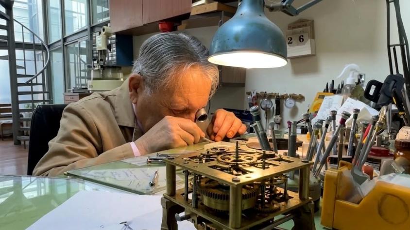 “Un obrero del patrimonio”: la historia del relojero de 83 años que mantiene las torres de Santiago 