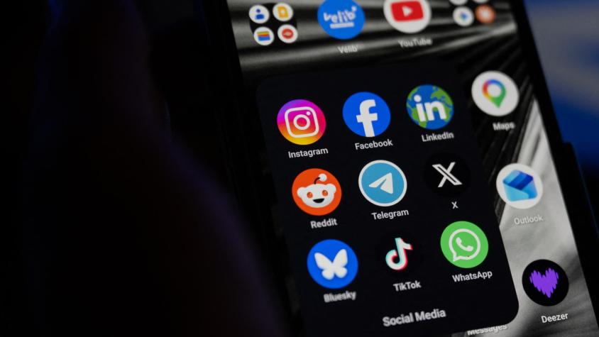 La Unión Europea exige a Meta modificar el "diseño adictivo" de Facebook e Instagram