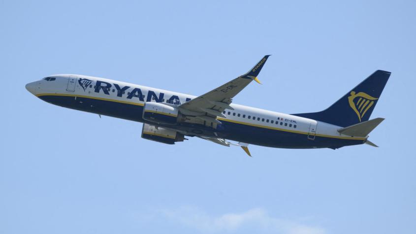 "Se desmayó varias veces": Pasajero fue parcialmente succionado luego de que se rompiera ventanilla de avión en pleno vuelo "Se desmayó varias veces": Pasajero fue parcialmente succionado luego de que se rompiera ventanilla de avión en pleno vuelo