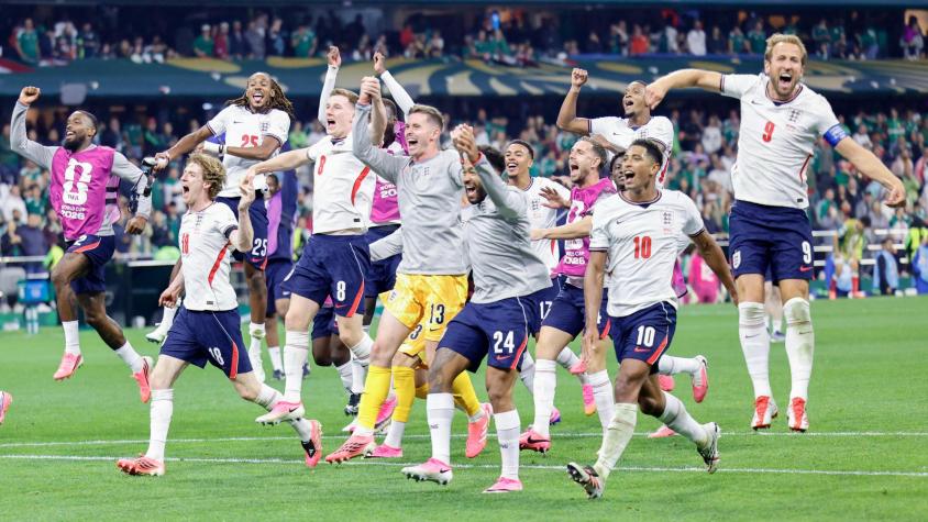 Lo amonestaron, se retiró en camilla y no jugó: la insólita lesión de estrella de Inglaterra durante celebración en el Mundial Lo amonestaron, se retiró en camilla y no jugó: la insólita lesión de estrella de Inglaterra durante celebración en el Mundial