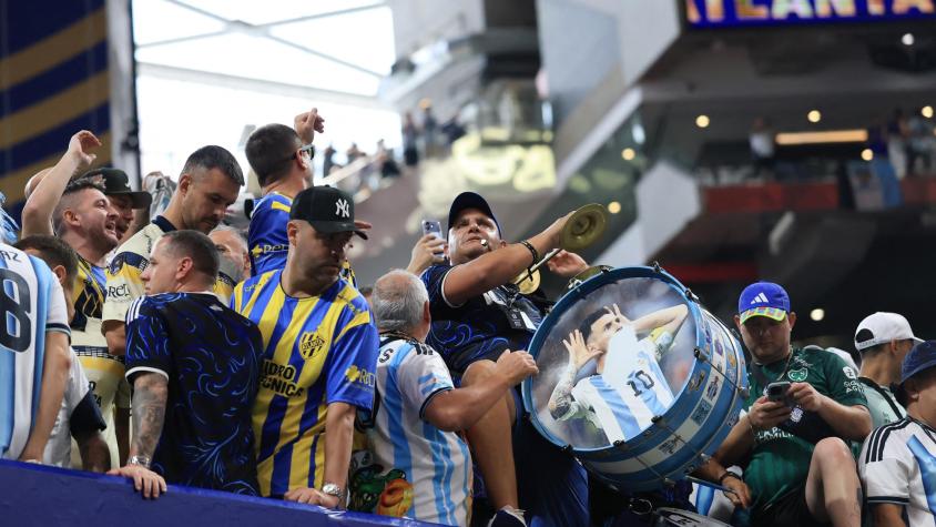 VIDEO | Policía llegó a controlar a hinchas de Argentina y terminó cantando con ellos: video se hizo viral VIDEO | Policía llegó a controlar a hinchas de Argentina y terminó cantando con ellos: video se hizo viral