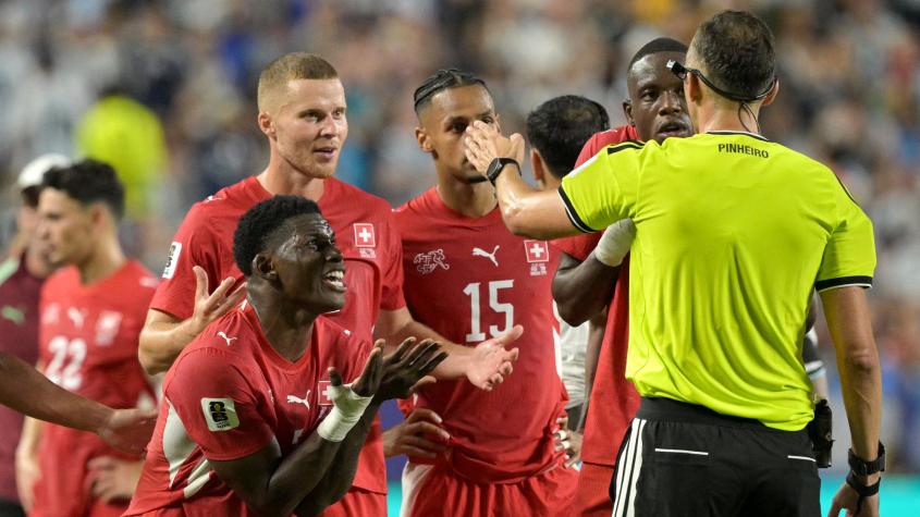 La revisión del VAR que desató la polémica en el duelo Argentina vs Suiza: Embolo se retiró llorando 