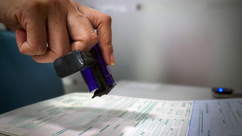 Viajó a México por el nacimiento de su hijo, enfermó y lo despidieron por supuesto mal uso de licencia médica: la justicia ordenó reincorporarlo