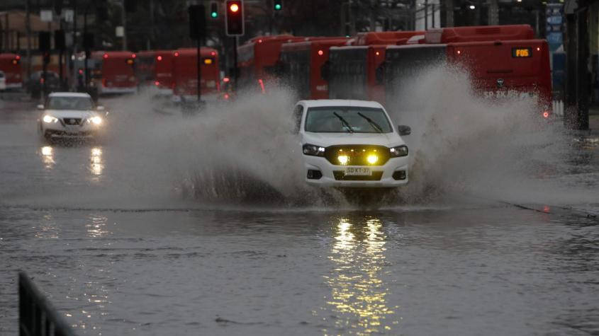 Nuevos sistemas frontales llegan a Santiago: Cuándo termina definitivamente la lluvia y qué días son los pulsos más importantes