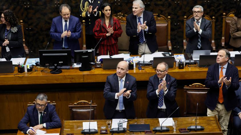 En tiempo récord y por estrecho margen, el Senado aprueba y despacha a ley autorización para mayor endeudamiento del gobierno En tiempo récord y por estrecho margen, el Senado aprueba y despacha a ley autorización para mayor endeudamiento del gobierno