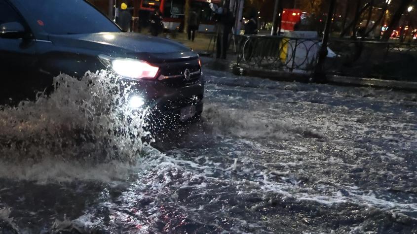 No es sólo la marcha y la velocidad: Lo que debes hacer si transitas por una calle anegada por la lluvia para que tu auto no se detenga