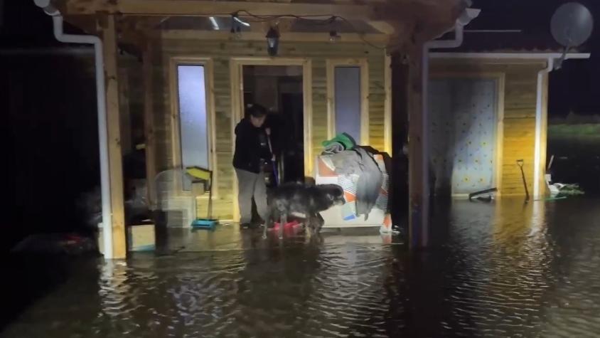 Tres casas inundadas por lluvias en Parral: habitantes sacan agua de sus viviendas