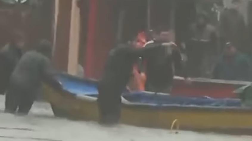 Sistema frontal: Vecinos de Penco evacúan en bote Sistema frontal: Vecinos de Penco evacúan en bote
