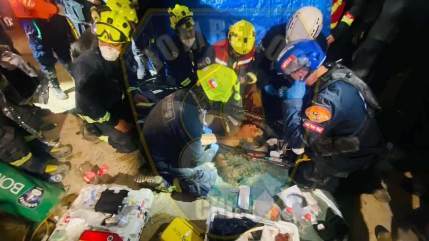 “Cada vez que avanzábamos, teníamos derrumbes”: Bomberos relata rescate con vida de hombre atrapado 8 días en Venezuela