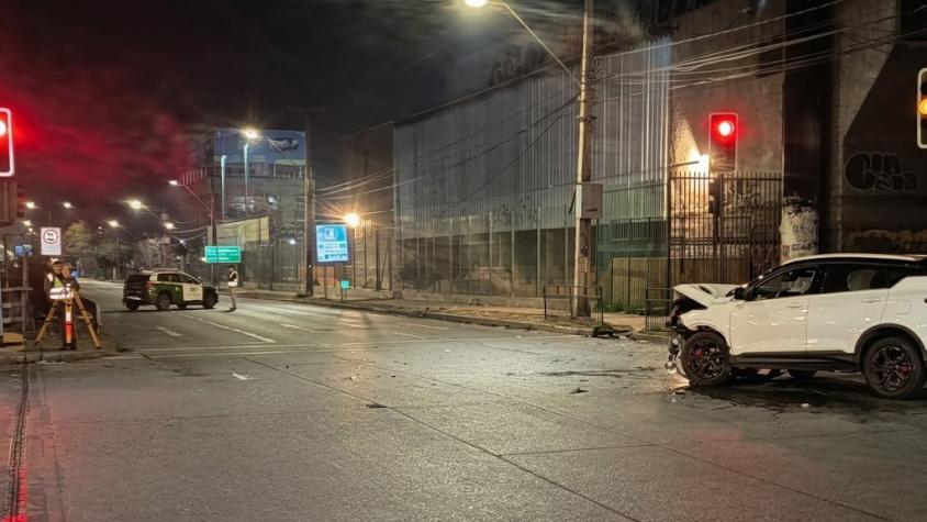 Choque entre vehículo de Carabineros y automóvil particular deja cuatro lesionados en San Miguel