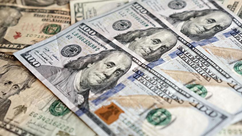 Dólar sube y alcanza los $ 930 en la apertura mientras compras globales coinciden con la contracción del Imacec en mayo