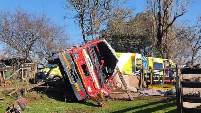 Una bombera fallecida y cinco lesionados tras volcamiento de carro bomba en La Araucanía: iban a una emergencia