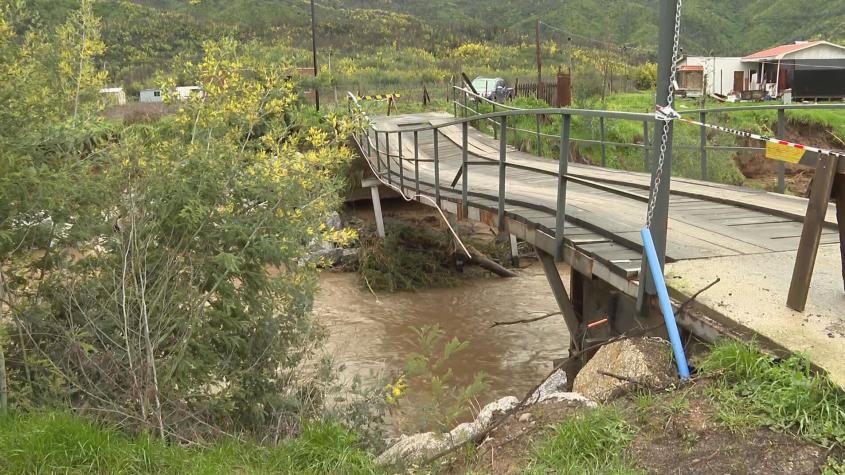 35 familias siguen aisladas tras caída de un puente en Quillón