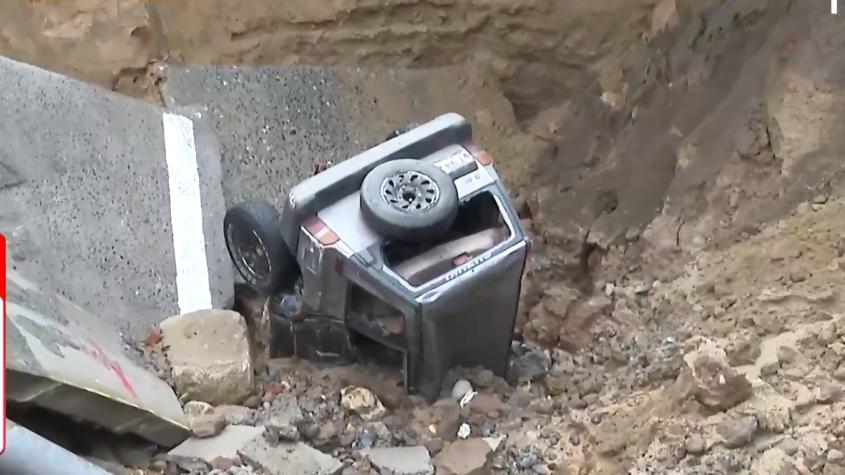 Auto cayó en socavón de más de cuatro metros de profundidad en Constitución