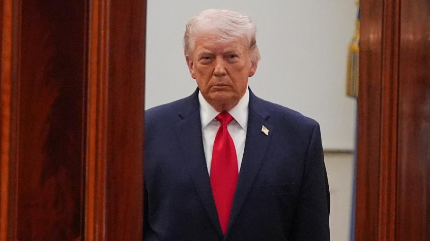 Trump dice que el estrecho de Ormuz se abrirá "muy pronto" o Irán será "golpeado muy duramente"
