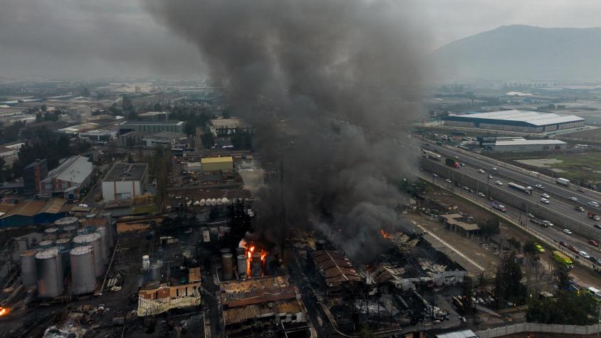 Incendio en empresa química de Quilicura: Estas fueron las tres emergencias anteriores y la irregularidad que se repite 