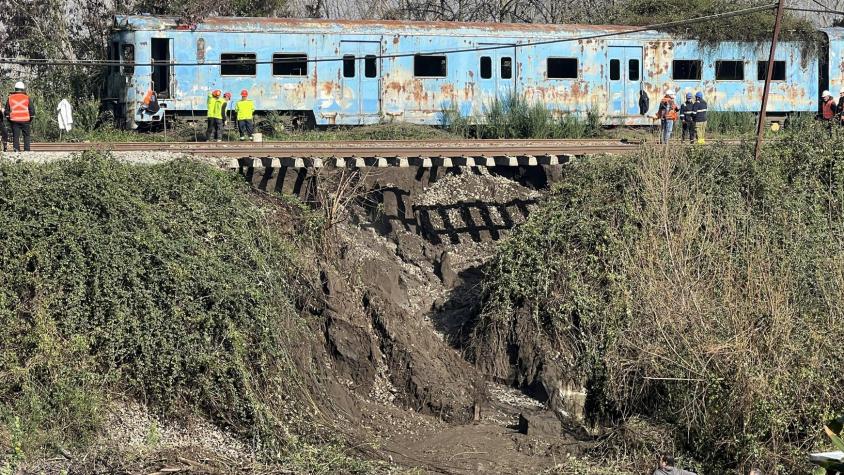 Las imágenes del gran socavón que se produjo bajo la vía férrea en Talcamávida 