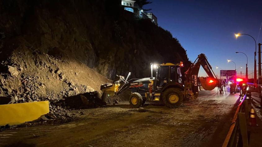 Derrumbe mantiene suspendido tránsito de Valparaíso a Viña del Mar