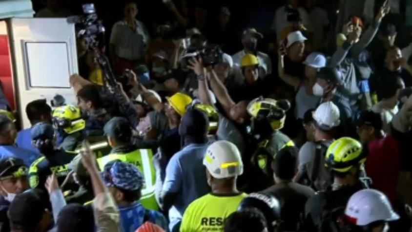 Joven madre es rescatada con vida tras quedar atrapada entre los escombros de un edificio en Colombia
