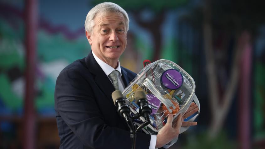 Presidente Kast promulgó Ley 'Escuelas Protegidas': "¿Por qué uno va a tener temor a mostrar lo que trae en la mochila?"