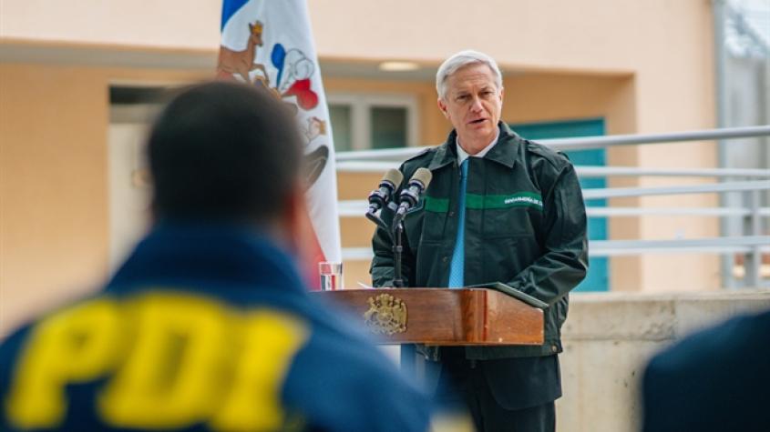 "Hechos más que palabras": Gobierno responde a críticas de exministros por "espectáculo" en traslado de reos de Talca
